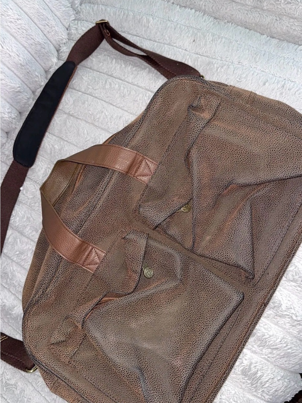 Classic Brown Leather Weekender Bag with Adjustable Shoulder Strap